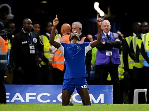 Hasselbaink bị thuyết phục bởi tân binh Chelsea