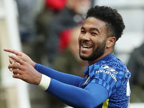 Dội bom từ chân trái sang chân phải, Reece James chọn bàn thắng hay hơn