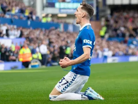 James Garner 'hóa rồng' ở Everton