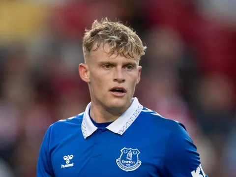 Everton ra giá bán trung vệ cho M.U
