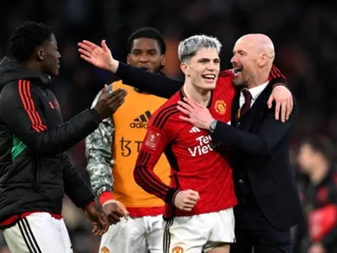 ''Ten Hag cười toe toét''