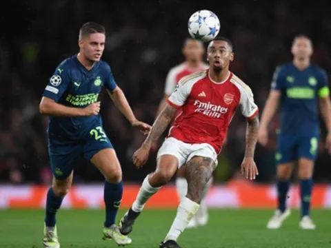 "Cậu ấy đã trở lại, trông sắc sảo, Arsenal có một đội hình thực sự rất tốt"