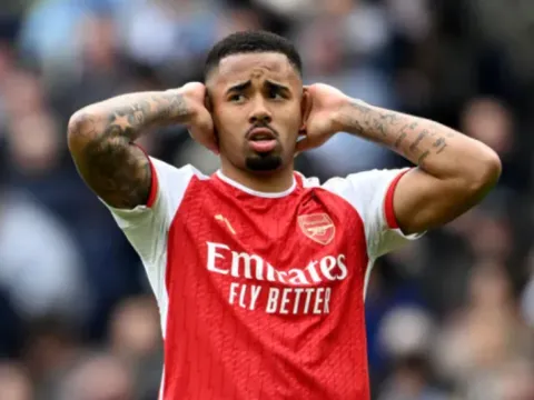 Jeff Stelling: "Arsenal chưa đủ dũng cảm"
