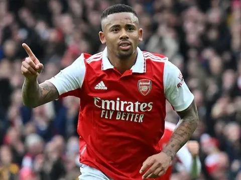 Jesus lập cú đúp ngày tái xuất, Arsenal hơn City 8 điểm