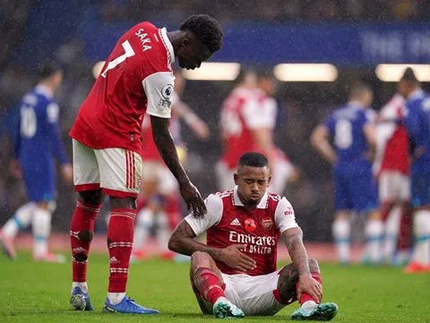 Jesus 'nhảy múa' trong vòng vây 5 cầu thủ Chelsea