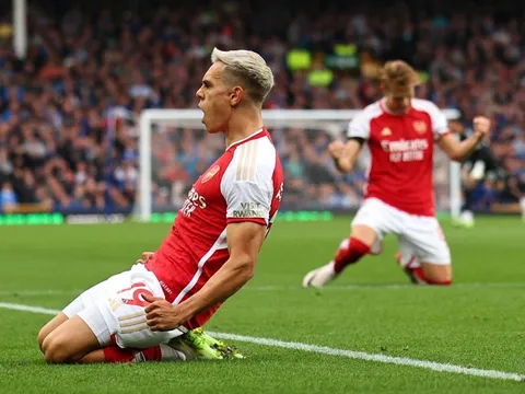 Arsenal sống nhờ viên đạn giấu trong tay áo