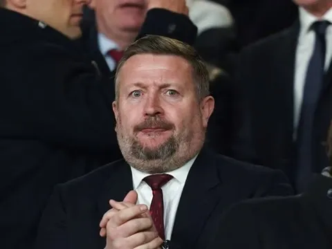 Jim Ratcliffe thâu tóm Man Utd, nhân vật cộm cán liền ra đi