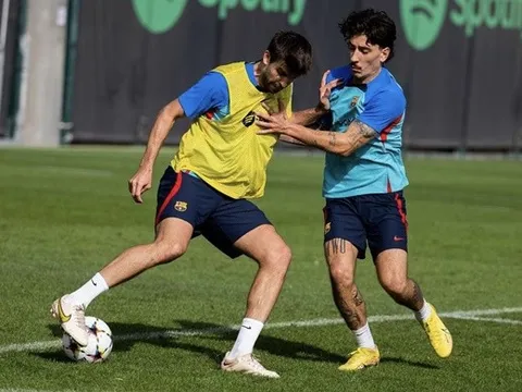 Joan Laporta đích thân giám sát buổi tập cuối của Pique