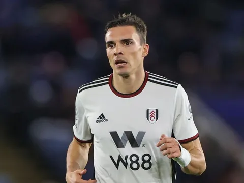 Chelsea và Liverpool được chào hàng tiền vệ trụ hàng đầu Premier League