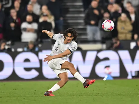 Joe Cole ngả mũ với Alexander-Arnold