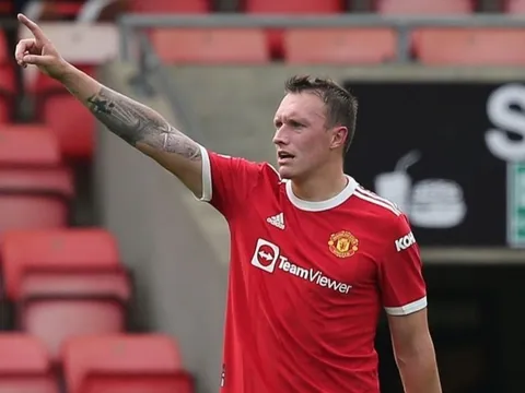 Phil Jones bất ngờ quay trở lại Man United