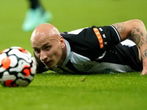 Bị đuổi khỏi sân chỉ sau 23 phút, sao Newcastle e sợ liếc nhìn chủ mới