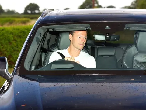 Jonny Evans đến sân tập Carrington