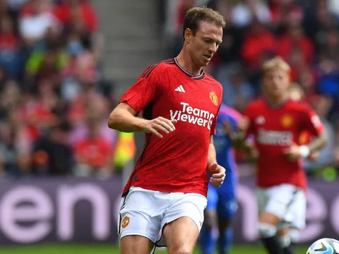 XONG! Cú lừa Jonny Evans xuất hiện ở Man Utd