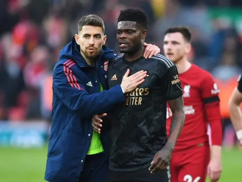 Jorginho ngưỡng mộ 'quái vật' của Man City