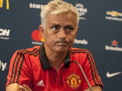 "Sự hiện diện của Mourinho tại M.U khiến Pogba gặp khó khăn"