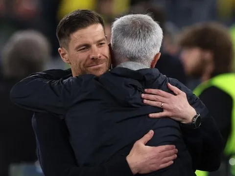 Mourinho đứng đợi Xabi Alonso ở đường biên