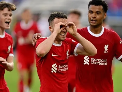 Jota hóa 'gà son' trong ngày Liverpool ra mắt 2 tân binh