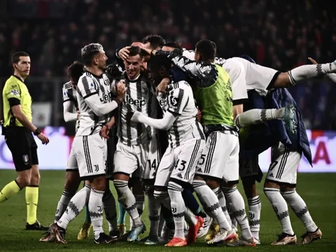 Juventus thắng nhờ pha đá phạt phút bù giờ