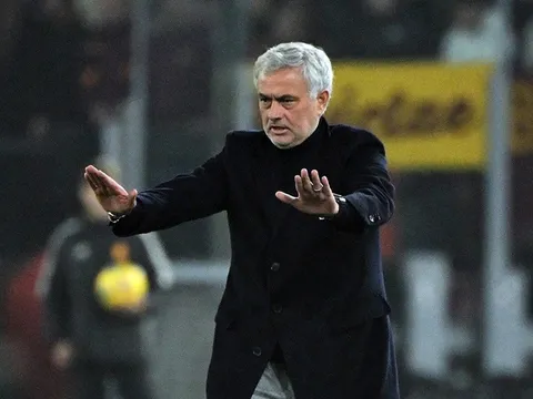 Mourinho: "Nếu tôi yêu cầu Lukaku đá trung vệ, cậu ta sẽ chơi luôn"