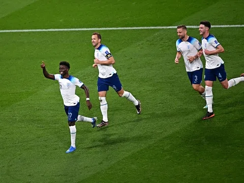 "Phi thường, tương lai của Arsenal và tuyển Anh"
