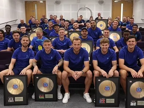 Kane tặng những tấm bảng kỷ niệm cho các đồng đội ở tuyển Anh