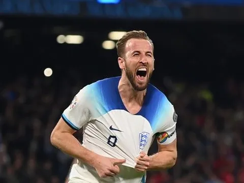 Kane viết lại lịch sử, Gerrard khuyên nhủ lời thật lòng