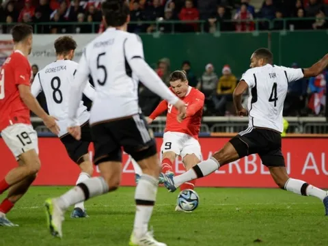 Kẻ bị Man Utd hắt hủi hành hạ tuyển Đức