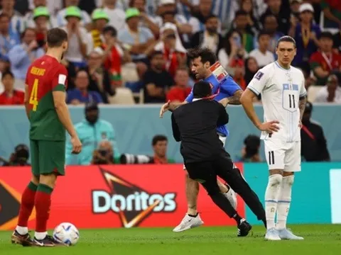 Kẻ xâm nhập hành động thách thức ở trận BĐN - Uruguay