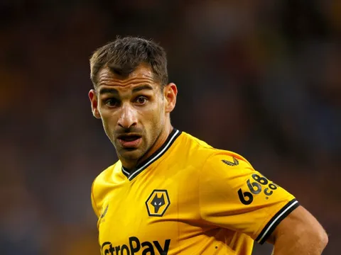 Quấy rối câu lạc bộ, Jonny bật bãi đến Hy Lạp