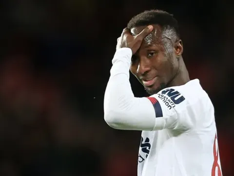 Không được đá chính, 'bom xịt' Liverpool bỏ về nhà