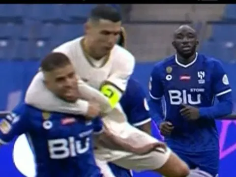 Kẹp cổ rồi quật ngã đối thủ, Ronaldo ôm hận trước cựu tiền đạo M.U