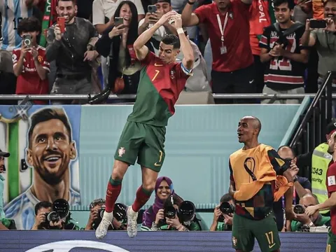 Khoảnh khắc hiếm có: Messi tươi cười 'ăn mừng' Ronaldo lập kỷ lục