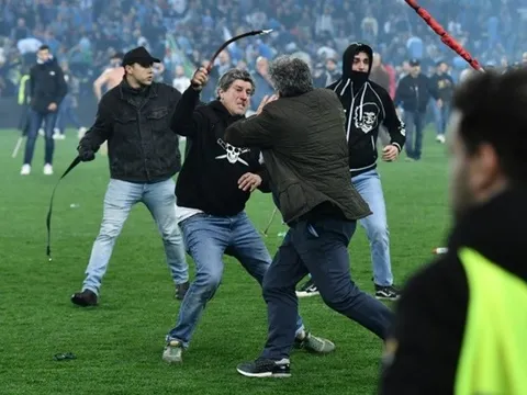 Khoảnh khắc kinh hoàng sau khi Napoli giành Scudetto