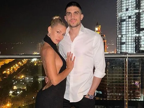 Khoe da thịt, bạn gái Bartra có thể nhận rắc rối nghiêm trọng