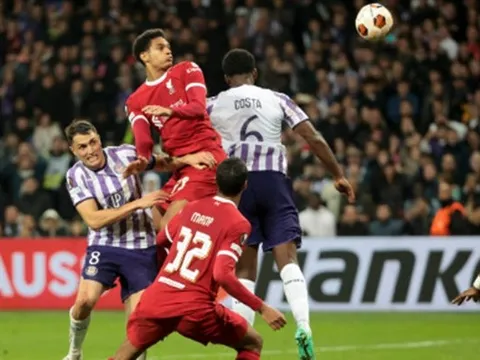 Không cần tốn tiền, Liverpool đã tìm thấy phương án thay thế Van Dijk