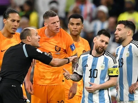 Không chỉ Messi, Emi Martinez trút cơn thịnh nộ lên trọng tài