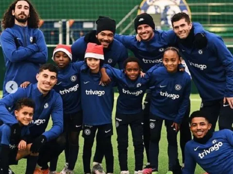 Không khí Giáng sinh ngập tràn sân tập Chelsea