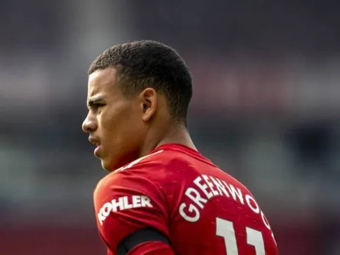 Không ra sân, Mason Greenwood vẫn 'vớ bở'