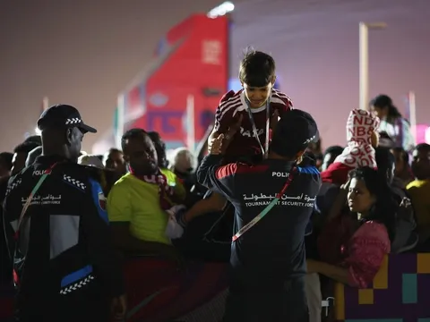 Khung cảnh hỗn loạn bên ngoài nơi khai mạc World Cup 2022