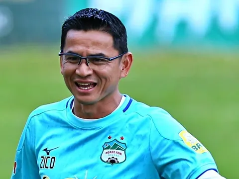 Kiatisuk khuyên cầu thủ Việt sang Thái Lan