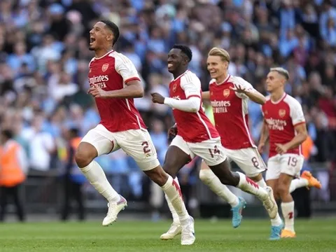 Kịch bản điên rồ, Arsenal giành Siêu cúp Anh