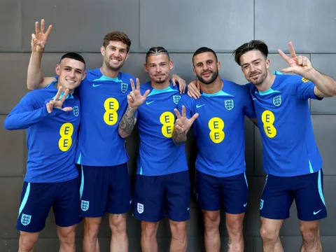 Kieran Gibbs khuyên sao Man City đến Newcastle