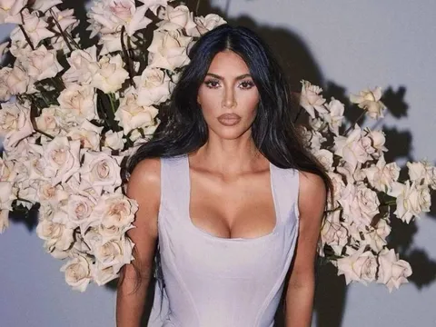 Kim Kardashian giúp cầu thủ Afghanistan thoát cảnh bạo loạn
