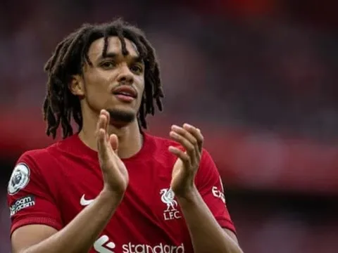 Klopp ẩn ý về việc đổi vị trí của Arnold