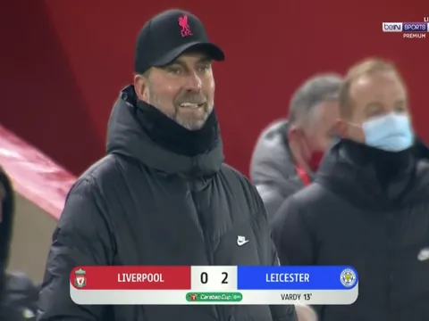 Klopp mỉm cười; Cầu thủ hai bên suýt tẩn nhau
