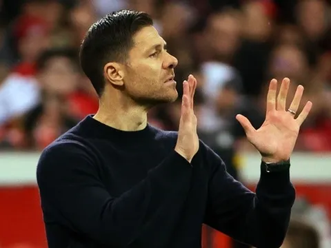 Klopp "tròn mắt" vì Alonso
