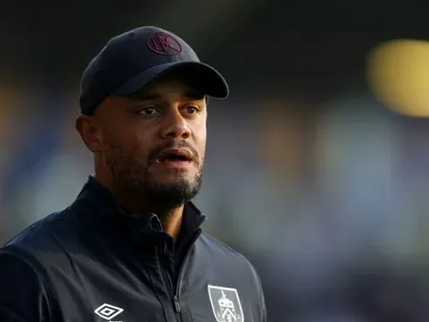 Spurs quan tâm Kompany, Burnley lập tức có động thái