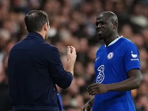 Đến Ả Rập, 'bom xịt' quay lại chỉ trích Chelsea