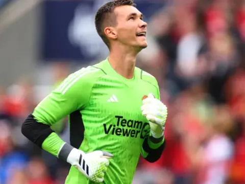 Aston Villa 'giải cứu' thủ môn Man United